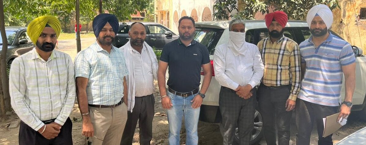 ਰਿਸ਼ਵਤ ਲੈਂਦਾ ਪਟਵਾਰੀ ਕਾਬੂ:- ਇੰਤਕਾਲ ਵਿੱਚ ਸੋਧ ਕਰਨ ਬਦਲੇ ਉਕਤ ਪਟਵਾਰੀ ਨੇ ਰਿਸ਼ਵਤ ਦੀ ਕੀਤੀ ਮੰਗ