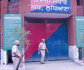 prisoner, arrested in the case of robberies, attacked with