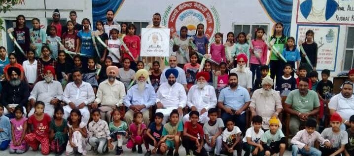 ਪੰਜਾਬ ਦੇ ਪੇਂਡੂ ਵਿਕਾਸ, ਪੰਚਾਇਤਾਂ, ਖੇਤੀਬਾੜੀ ਤੇ ਪਰਵਾਸੀ ਮਾਮਲਿਆਂ ਦੇ ਮੰਤਰੀ ਸ.ਕੁਲਦੀਪ ਸਿੰਘ ਧਾਲੀਵਾਲ ਨੇ ਪਿੰਡ ਜਲਾਲਦੀਵਾਲ ਦੇ ਸਰਪੰਚ ਸ ਜਗਜੀਤ ਸਿੰਘ ਧਾਲੀਵਾਲ ਨਾਲ